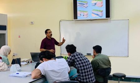  كلية العلوم تقيم دورة تدريبية بعنوان ( دور الاستكشاف الزلزالي في الصناعات النفطية)
