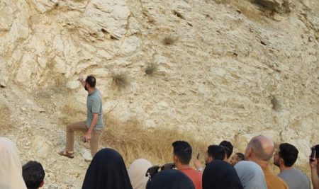 طلبة قسم جيولوجيا النفط والمعادن يؤدون الفصل الحقلي شمالي العراق. 