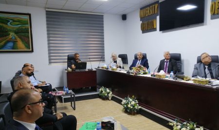 طلبة الدكتوراه في قسم علوم الحاسوب يؤدون الامتحان الشفهي.