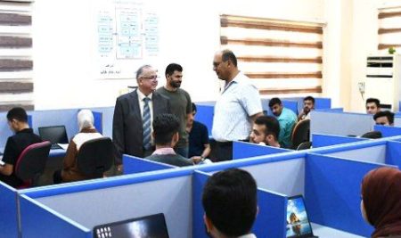 السيد العميد يتفقد قسم علوم الحاسوب.
