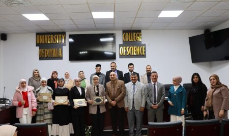 قسم علوم الفيزياء يحتفي بطلبته الأوائل.