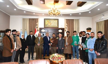 عميد كلية العلوم يكرم طلبة قسم التقانة الاحيائية الفائزين ببطولة كرة الطائرة.