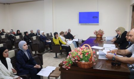 قسمي علوم الرياضيات والتقانة الاحيائية في كلية العلوم يناقشان  بحوث تخرج الطلبة.