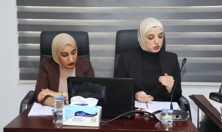قسم   علوم الفيزياء في كلية العلوم يناقش  بحوث تخرج الطلبة.