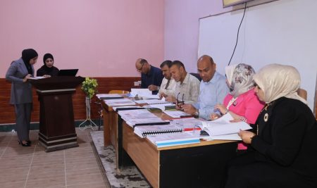 قسمي علوم الفيزياء  وعلوم الحياة في كلية العلوم يناقشان  بحوث تخرج الطلبة.