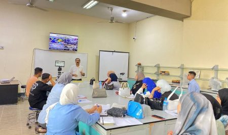 دورة تدريبة تخصصية  في كلية العلوم حول تشخيص المعادن في الصخور واللباب والفتات الصخري المأخوذ من الابار النفطية بإستخدام المجهر المستقطب.